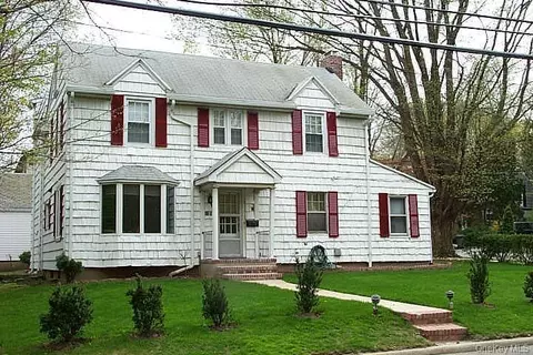 120 Hicks Ln, North Hempstead, NY 11024