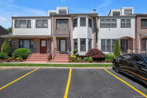 14 Vanderbilt Way #14, Valley Stream, NY 11581