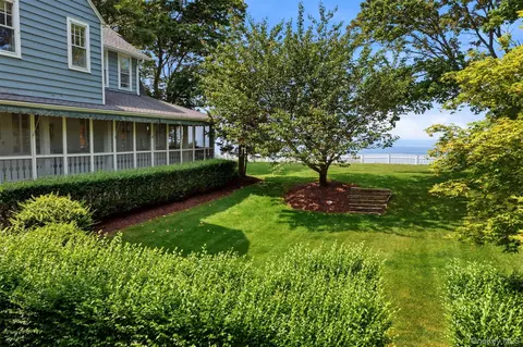 7 Thompson St, Shoreham, NY 11786