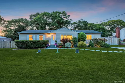 116 W Tiana Rd, Hampton Bays, NY 11946