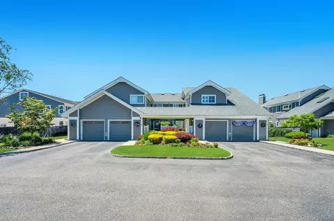 118 E Midland Pond Ct, Moriches, NY 11955