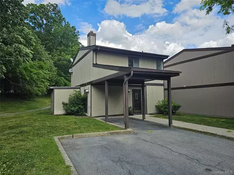 6 Eaton Ct, Wallkill, NY 10940