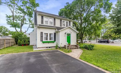 77 Hiawatha Dr, Brightwaters, NY 11718
