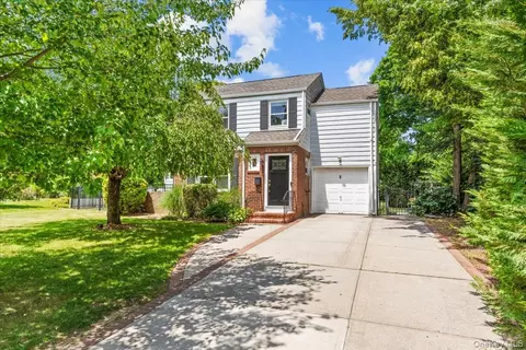 8 Park Cir, North Hempstead, NY 11024