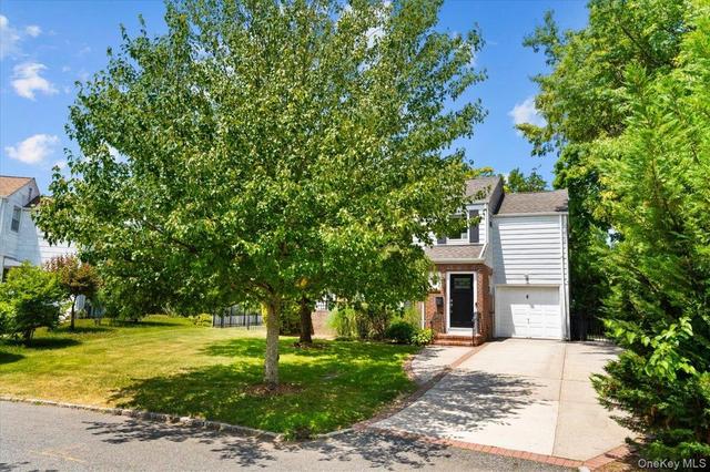 8 Park Cir, North Hempstead, NY 11024
