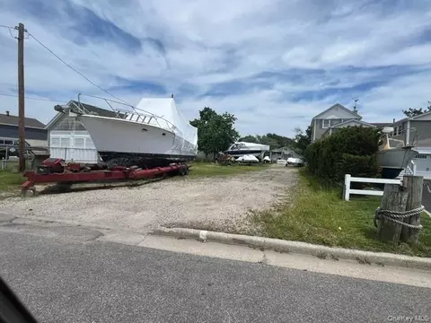 272 S Ketcham Ave, Babylon, NY 11701
