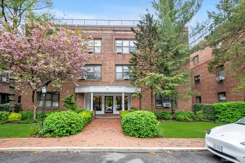 1 Town House Pl #2E, North Hempstead, NY 11021