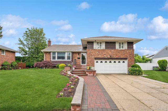 952 Roxbury Dr, Westbury, NY 11590