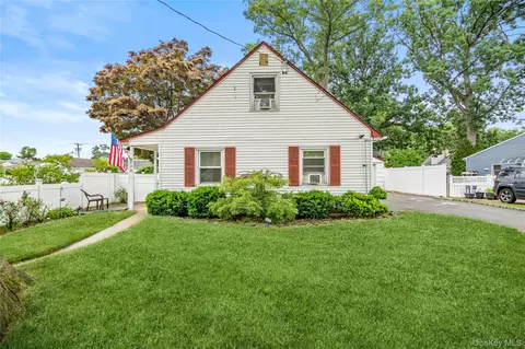 633 Robin Ct, West Hempstead, NY 11552