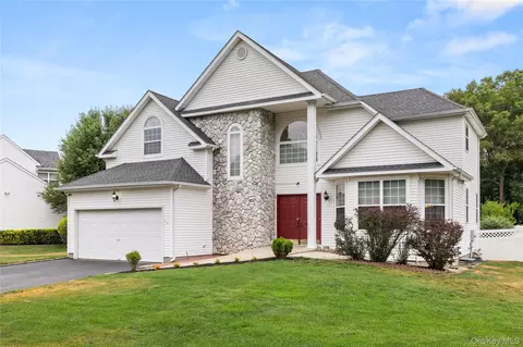 27 Laurel Ln, Holtsville, NY 11742