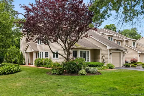 34 Cedar Ridge Ln, Bay Shore, NY 11706