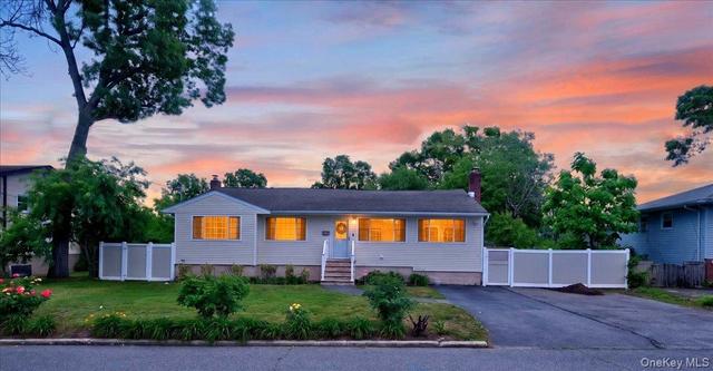 23 Anna St, Bay Shore, NY 11706