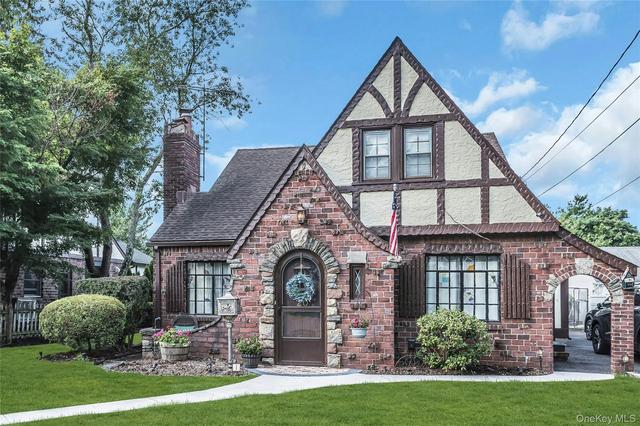 20 Voorhees Pl, Malverne, NY 11565