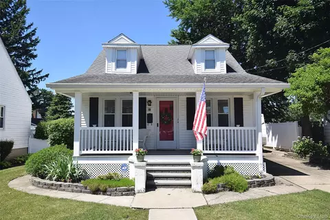 88 East St, Hicksville, NY 11801