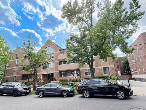 10 Canterbury Rd #1B, North Hempstead, NY 11021