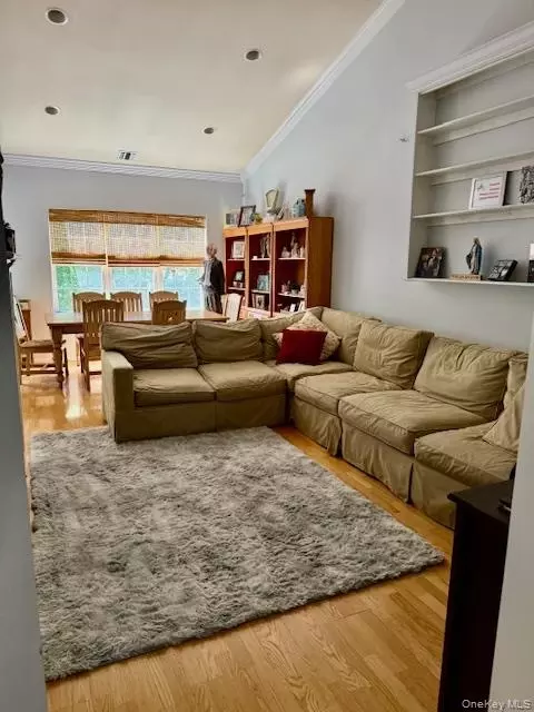 9 Carriage Ln, Plainview, NY 11803 photo 2