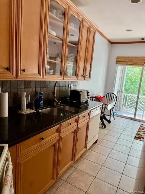 9 Carriage Ln, Plainview, NY 11803 photo 4