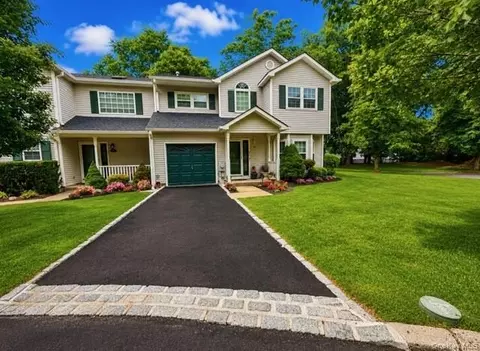39 Merrimack Rd, Smithtown, NY 11787