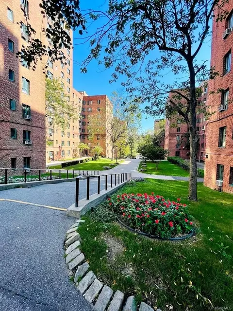 1686 Metropolitan Ave #4H, New York, NY 10462