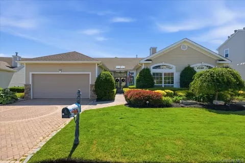 95 Hamlet Dr, Mount Sinai, NY 11766