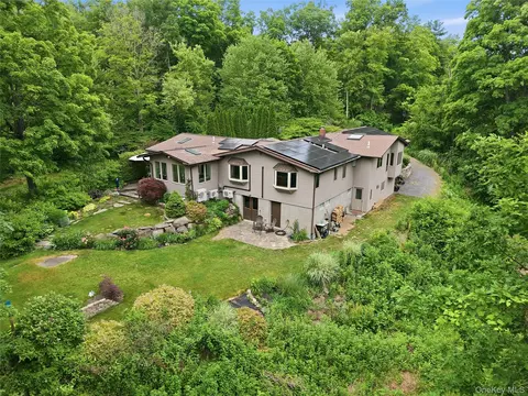 39 Loughran Ln, Highland, NY 12528