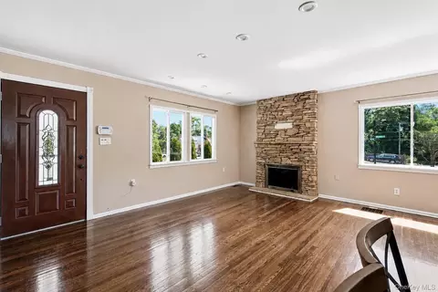 5 Willets Dr, Syosset, NY 11791