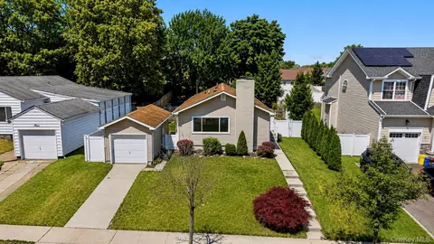5 Willets Dr, Syosset, NY 11791
