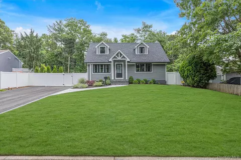 31 Apple Ln, Commack, NY 11725