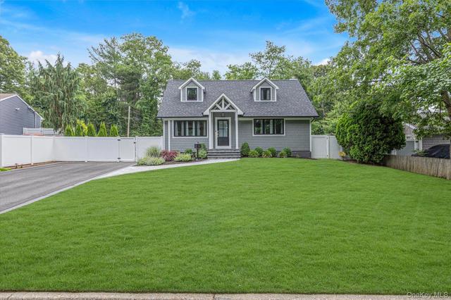 31 Apple Ln, Commack, NY 11725