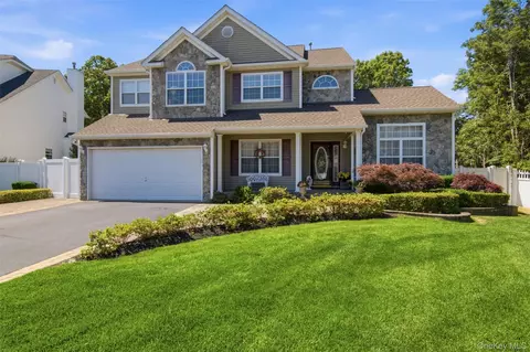 15 Scenicview Cres, Manorville, NY 11949