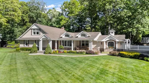 10 Serene Ct, Dix Hills, NY 11746