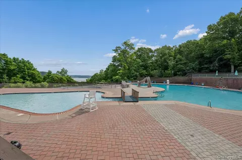 411 Sierra Vista Ln, Clarkstown, NY 10989