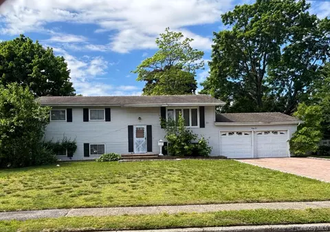 36 Clearview Dr, Wheatley Heights, NY 11798