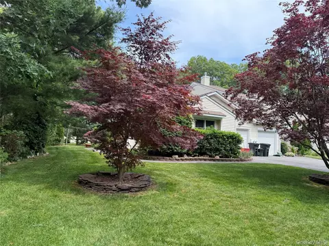 64 Cobbleridge Ln, Manorville, NY 11949