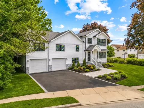 2 Circle Dr, Syosset, NY 11791
