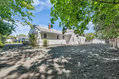8 N Westbury Rd, Hampton Bays, NY 11946