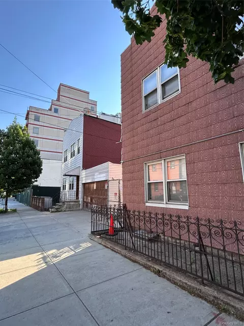 38-12 28th St, New York, NY 11101