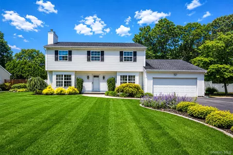 22 Northumberland Dr, Shoreham, NY 11786