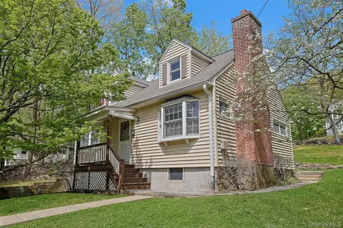 445 E Sunnyside Ln, Greenburgh, NY 10533