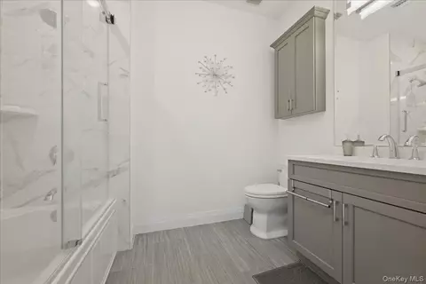 Bath - 33204 Spruce Pond Cir, Plainview, NY 11803 photo 3 of 3