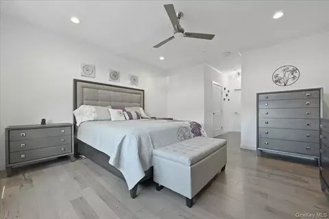 Bedroom - 33204 Spruce Pond Cir, Plainview, NY 11803 photo 2 of 4