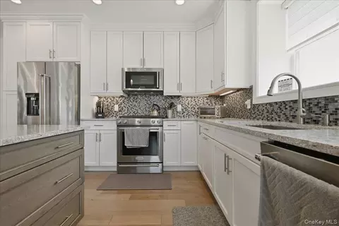 Kitchen - 33204 Spruce Pond Cir, Plainview, NY 11803 photo 5 of 5