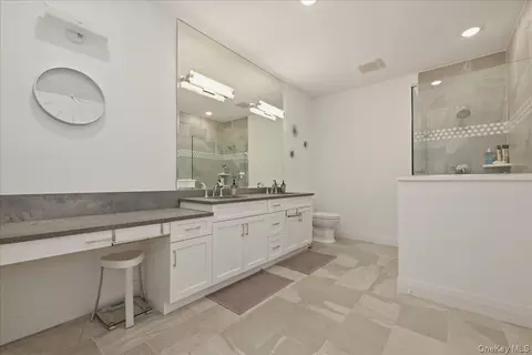 Bath - 33204 Spruce Pond Cir, Plainview, NY 11803 photo 1 of 3
