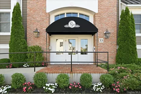 33204 Spruce Pond Cir, Plainview, NY 11803