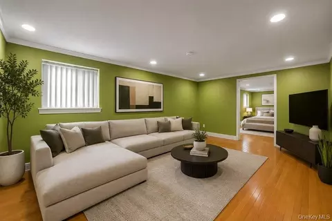 12847 233rd St, New York, NY 11422