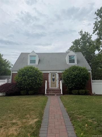 1030 North Dr, Merrick, NY 11566