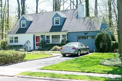 258 Steamboat Rd, North Hempstead, NY 11024