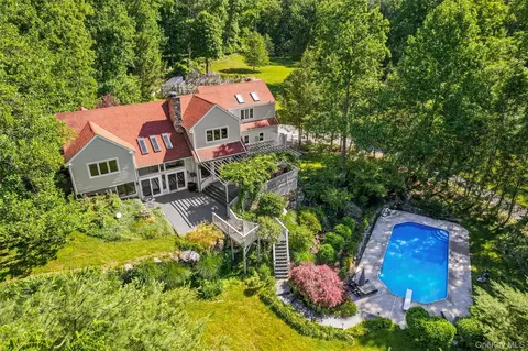 36 Chardavoyne Rd, Warwick, NY 10990