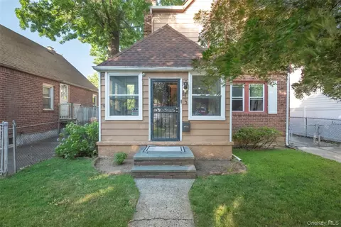 8415 253rd St, New York, NY 11426