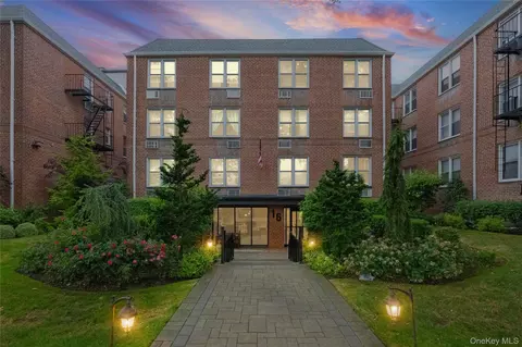 16 Main St #3V, East Rockaway, NY 11518